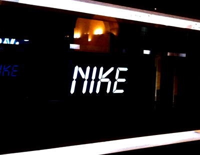 Señalizacion con pantallas LCD para showroom marca Nike